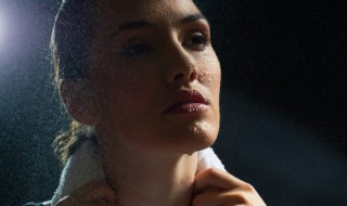 出汗身上凉是怎么回事（运动出汗身上凉是怎么回事）